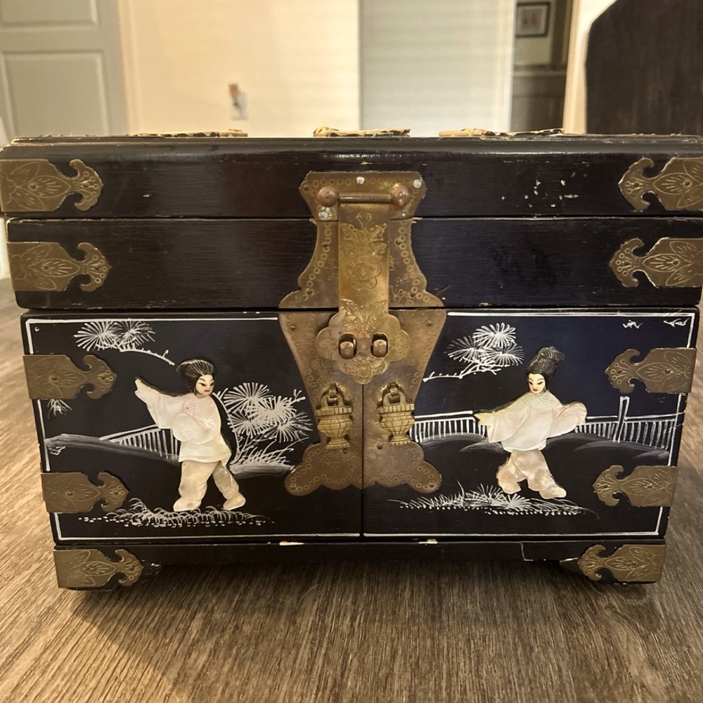 Vintage Japanese Wood Laquer Jewelry Box W Mother of Pearl Geisha